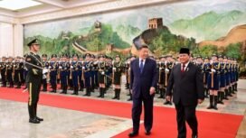 Presiden Republik Indonesia ke-8 Prabowo Subianto, melakukan lawatan kunjungan ke luar negeri, salah satu negara yang dikunjunginya yakni Tiongkok. PM Tiongkok, Li Qiang diketahui mengundang Prabowo Subianto sebagai pertemuan kenegaraan yang berlangsung di Great Hall of The People, Xicheng, China, pada Sabtu (9/11/2024).