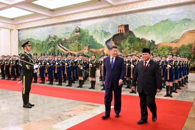 
					Presiden Republik Indonesia ke-8 Prabowo Subianto, melakukan lawatan kunjungan ke luar negeri, salah satu negara yang dikunjunginya yakni Tiongkok. PM Tiongkok, Li Qiang diketahui mengundang Prabowo Subianto sebagai pertemuan kenegaraan yang berlangsung di Great Hall of The People, Xicheng, China, pada Sabtu (9/11/2024).
