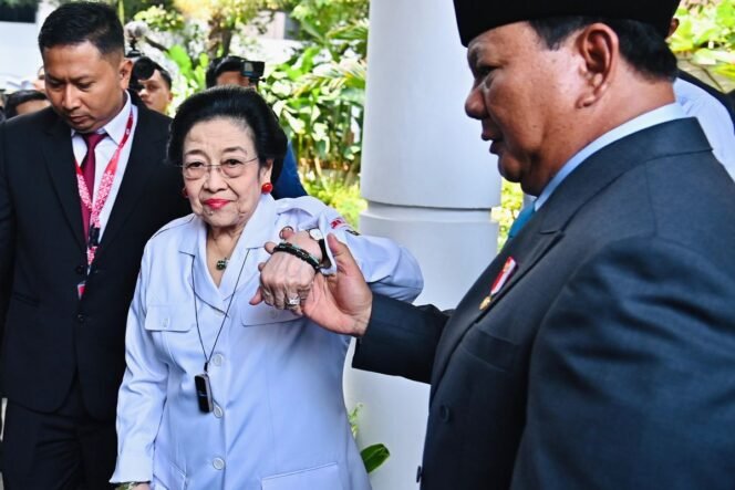 
					Presiden Prabowo Subianto tampak menggandeng tangan Presiden ke-5 RI Megawati Soekarnoputri di sela-sela momen Peringatan Hari Lahir Pancasila di Gedung Pancasila, Jakarta Pusat, Senin (2/6/2025).

