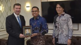 Wakil Ketua Badan Kerja Sama Antar-Parlemen (BKSAP) DPR RI, Bramantyo Suwondo bertukar cinderamata usai menerima kunjungan kehormatan Duta Besar Italia untuk Indonesia di Gedung Nusantara III, Kompleks Parlemen, Rabu (5/6/2025). Foto : Kresno/Andri