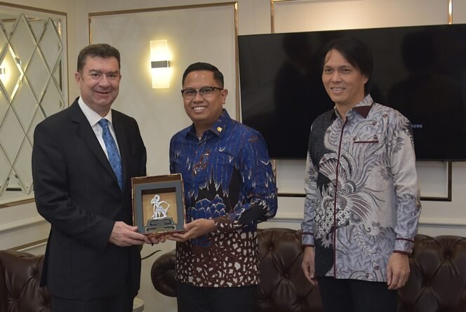 
					Wakil Ketua Badan Kerja Sama Antar-Parlemen (BKSAP) DPR RI, Bramantyo Suwondo bertukar cinderamata usai menerima kunjungan kehormatan Duta Besar Italia untuk Indonesia di Gedung Nusantara III, Kompleks Parlemen, Rabu (5/6/2025). Foto : Kresno/Andri