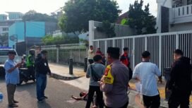 Sebuah kecelakaan tunggal terjadi di Jalan HOS Cokroaminoto, Kelurahan Gondangdia, Kecamatan Menteng, Jakarta Pusat pada Jumat siang (6/6/2025).