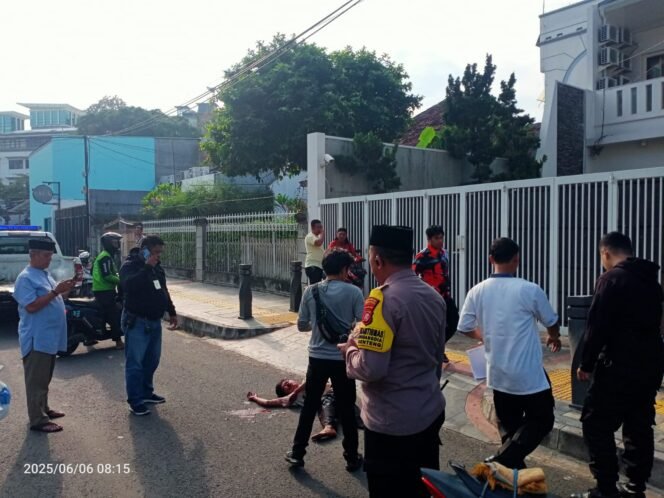 
					Sebuah kecelakaan tunggal terjadi di Jalan HOS Cokroaminoto, Kelurahan Gondangdia, Kecamatan Menteng, Jakarta Pusat pada Jumat siang (6/6/2025).