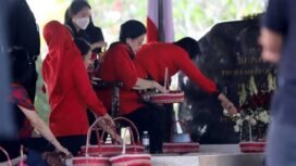 Di hari yang penuh simbol itu, Jumat (6/6/2025), Ketua Umum PDI Perjuangan, Prof. Dr. (H.C.) Megawati Soekarnoputri, kembali menapak jejak sejarah dengan melakukan ziarah ke makam sang ayah di Kompleks Makam Bung Karno.