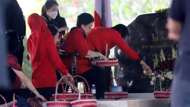 
					Di hari yang penuh simbol itu, Jumat (6/6/2025), Ketua Umum PDI Perjuangan, Prof. Dr. (H.C.) Megawati Soekarnoputri, kembali menapak jejak sejarah dengan melakukan ziarah ke makam sang ayah di Kompleks Makam Bung Karno.
