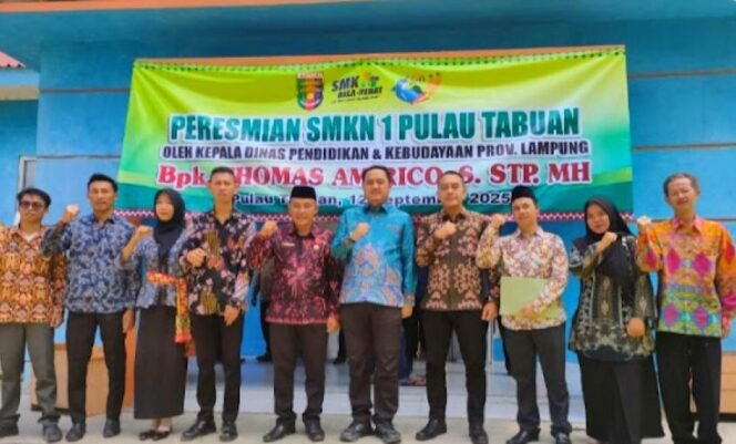 
					Ironi Pendidikan di Ujung Pulau: Guru SMKN Tabuan Hidup dari Honor Rp150 Ribu