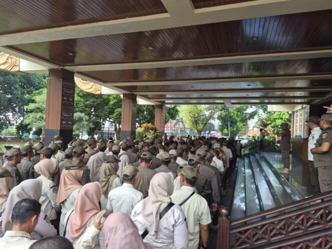 
					Anggota Satpol PP Laporkan Dugaan Pelanggaran Pimpinan ke Pemprov