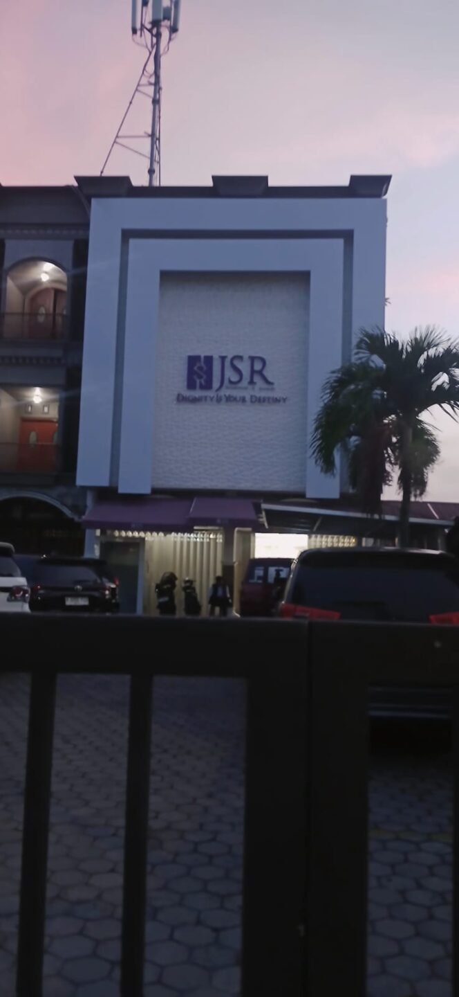 
					Dua Jurnalis Dihadang Dua Pria saat Liput Toko Emas JSR