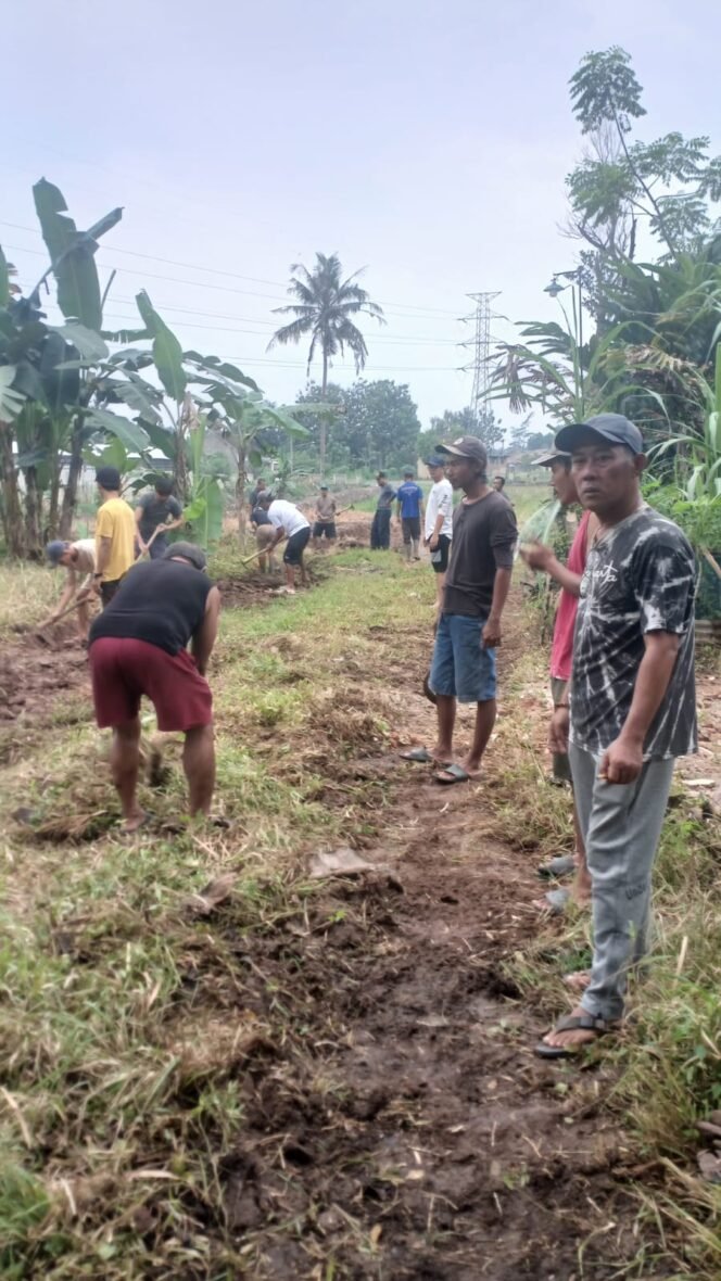 
					Tanpa Bantuan, Puluhan Warga Inisiatif Buka Akses Jalan Baru