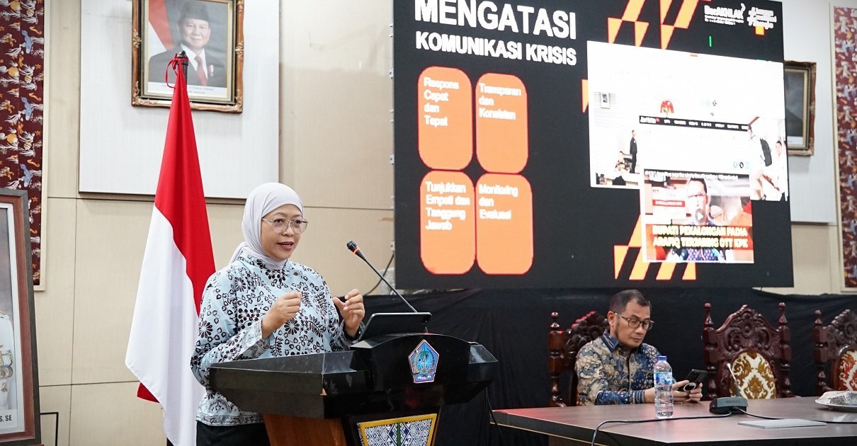 Kepala Biro Humas KPK, Yuyuk Andriati Iskak dalam Workshop Peningkatan Kapasitas Pemangku Kepentingan/Stakeholders bertajuk “Pemanfaatan Layanan Komunikasi Publik untuk Pencegahan Korupsi di Pemerintahan Daerah”. Kegiatan berlangsung di Kantor DKIPS Sulawesi Utara, Manado, Rabu (19/8).