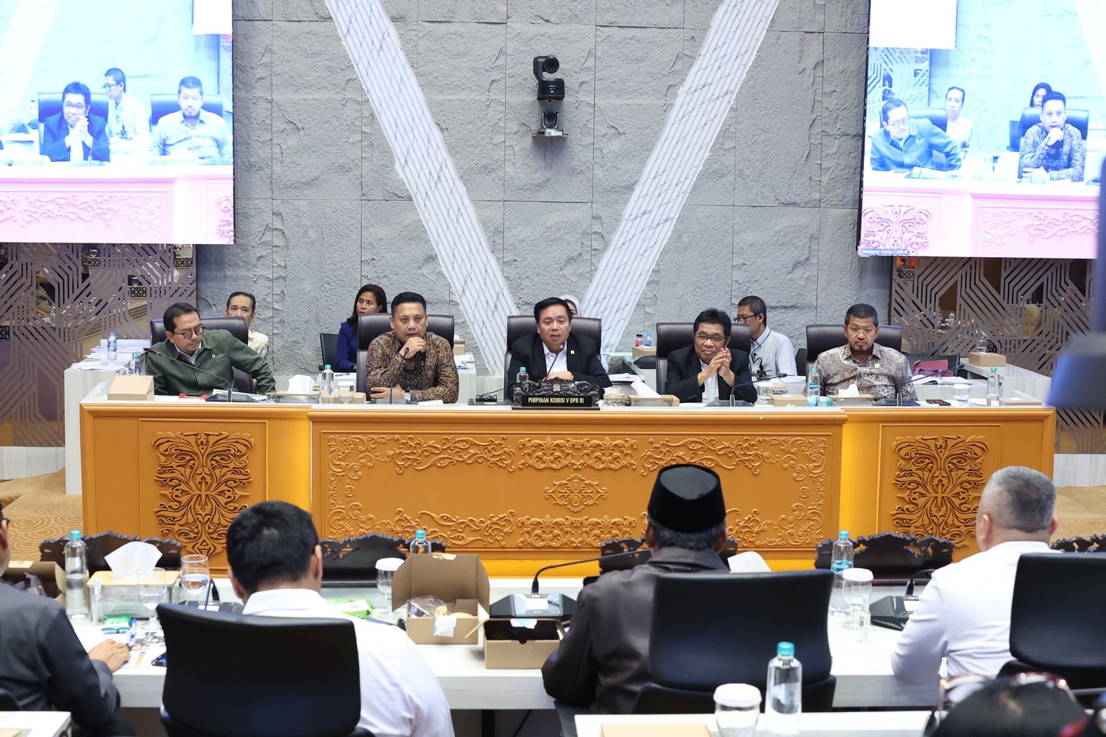Ketua Komisi V DPR RI Lasarus dalam Raker dan RDP Komisi V di Gedung Nusantara, Senayan, Jakarta, Kamis (20/8/2026). Foto: Oji/Mahendra